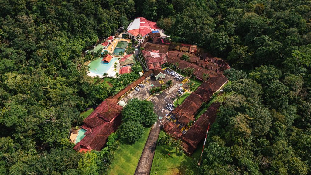 Vista aérea del Hotel El Tucano Resort & Thermal Spa rodeado de bosque tropical en San Carlos, Costa Rica