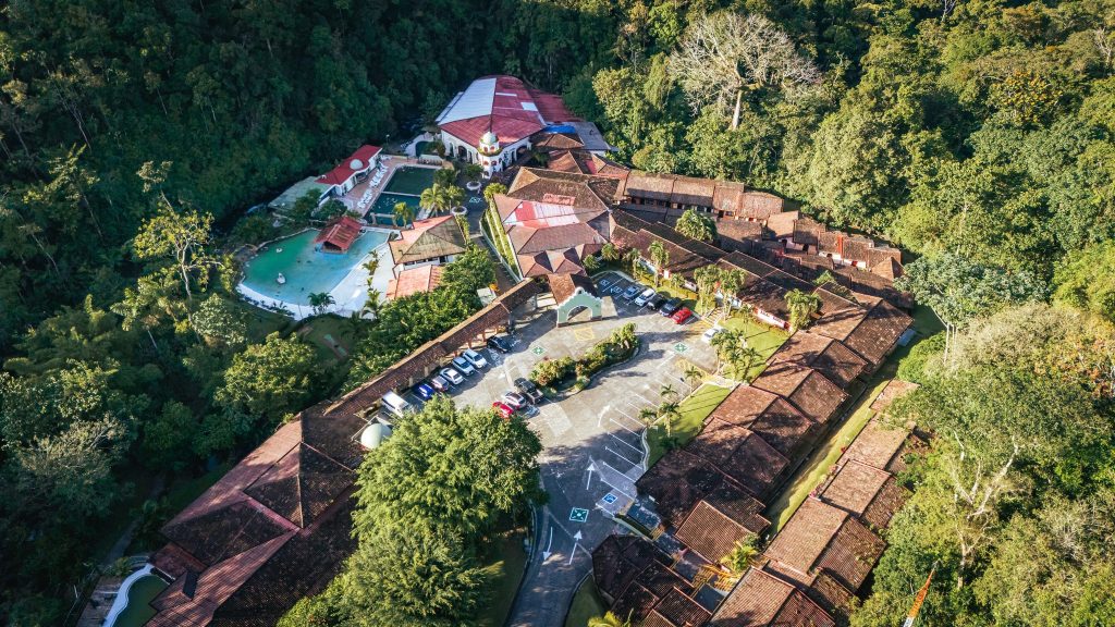 Vista aérea de El Tucano Resort y el bosque tropical en San Carlos, Costa Rica